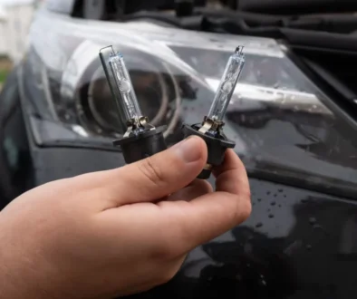 Muž drží v ruce žárovky