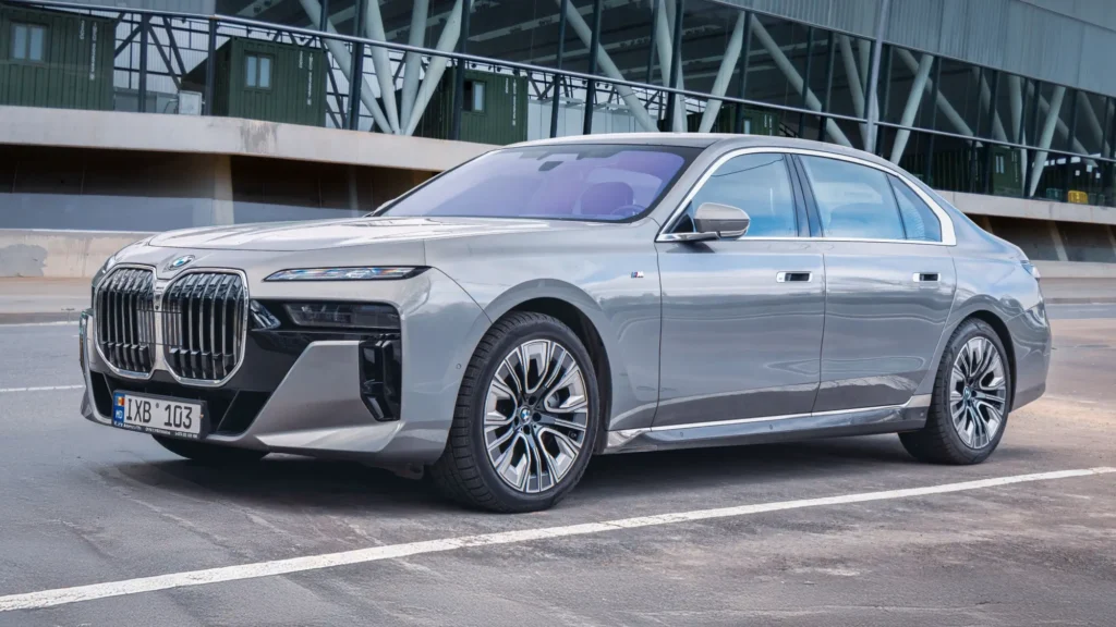 - MotorGuru.cz BMW řady 7 je prostě nádherné, má však svá ale...