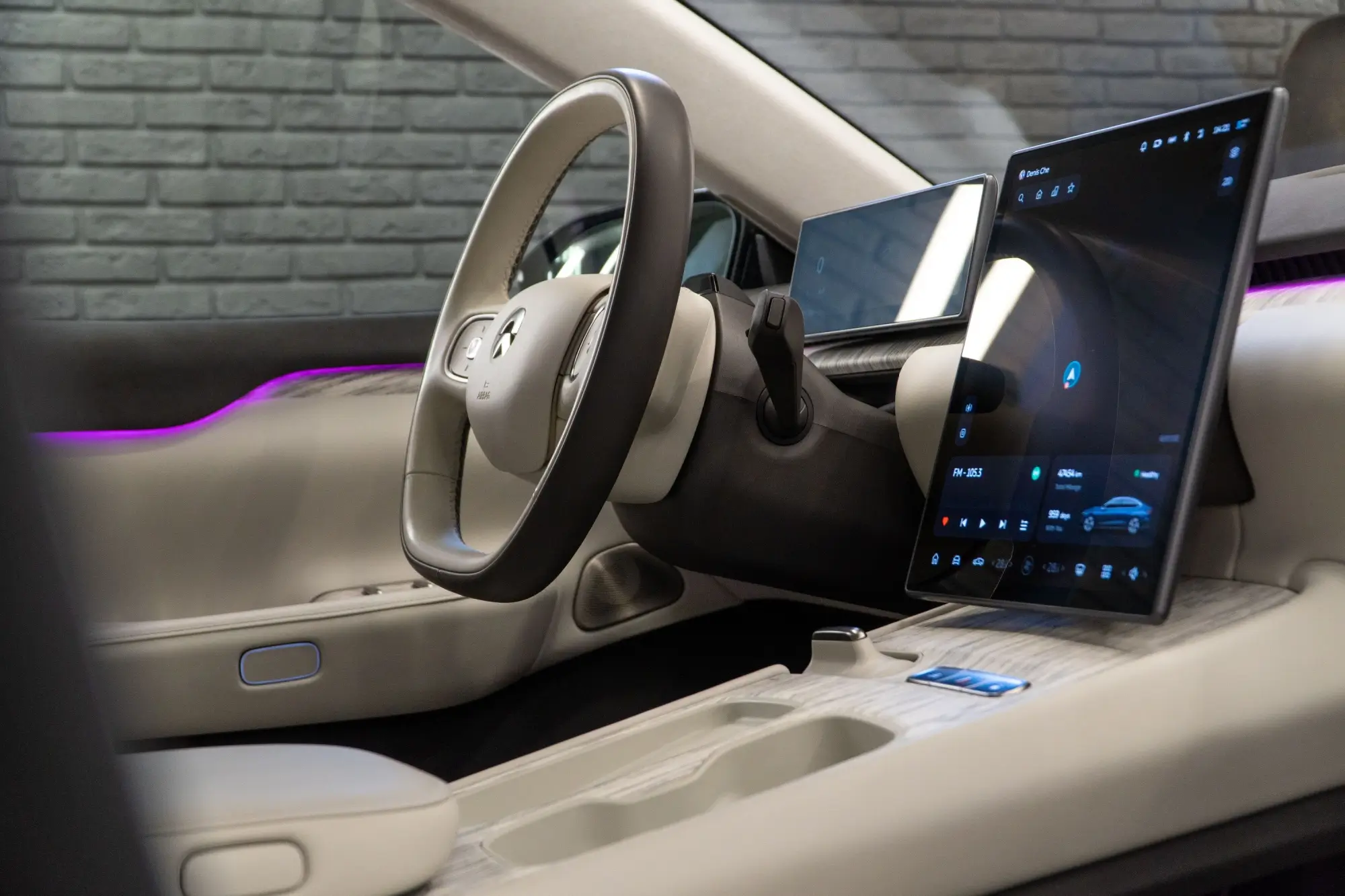 - MotorGuru.cz Bílý interiér luxusního elektromobilu Nio ET7.