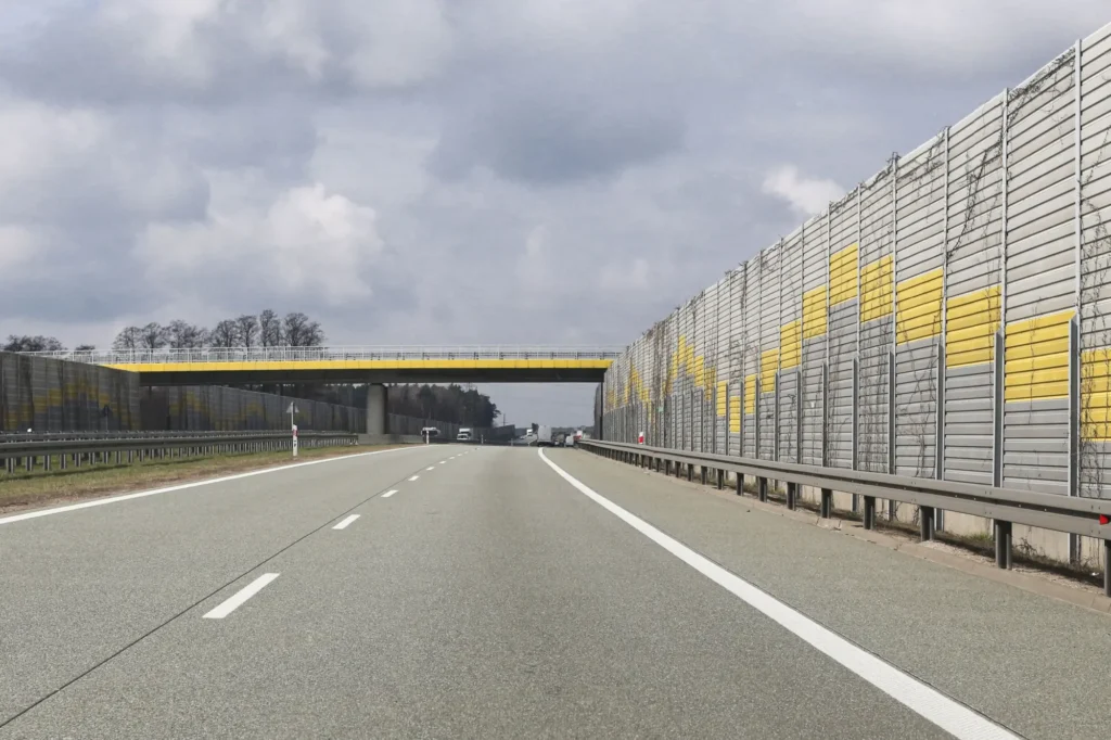 Unikátem tohoto úseku je, že na 50 % délky má protihlukové stěny. 