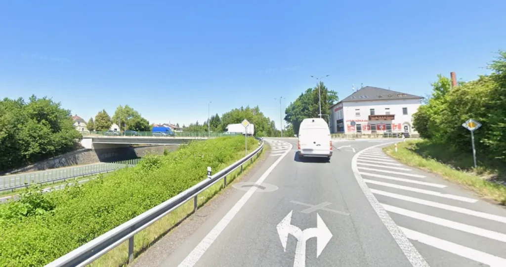 Příjezd do Mohelnice je přehledný, ale často tu řidiči podcení rychlost řidičů na hlavní. 