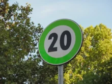 dopravní značka se zeleným okrajem