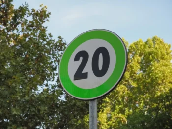 dopravní značka se zeleným okrajem