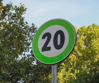 dopravní značka se zeleným okrajem