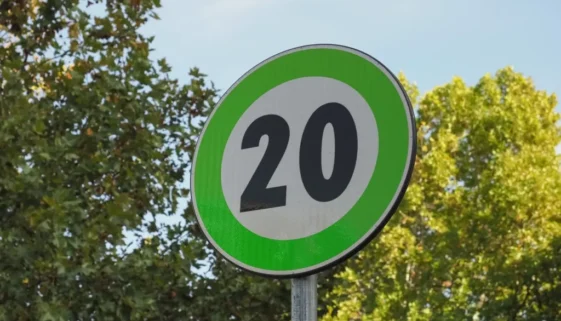 dopravní značka se zeleným okrajem