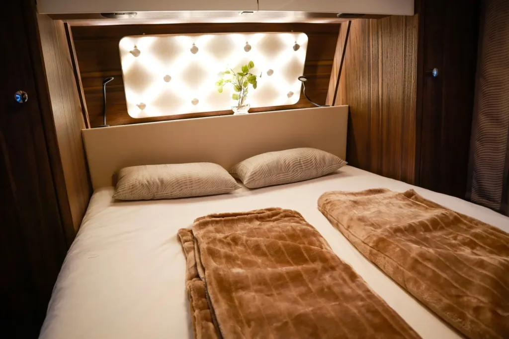 To není fotografie pokoje pětihvězdičkového hotelu ale detail ložnice luxusního karavanu Zdroj lushutterstock - MotorGuru.cz ložnice karavanu