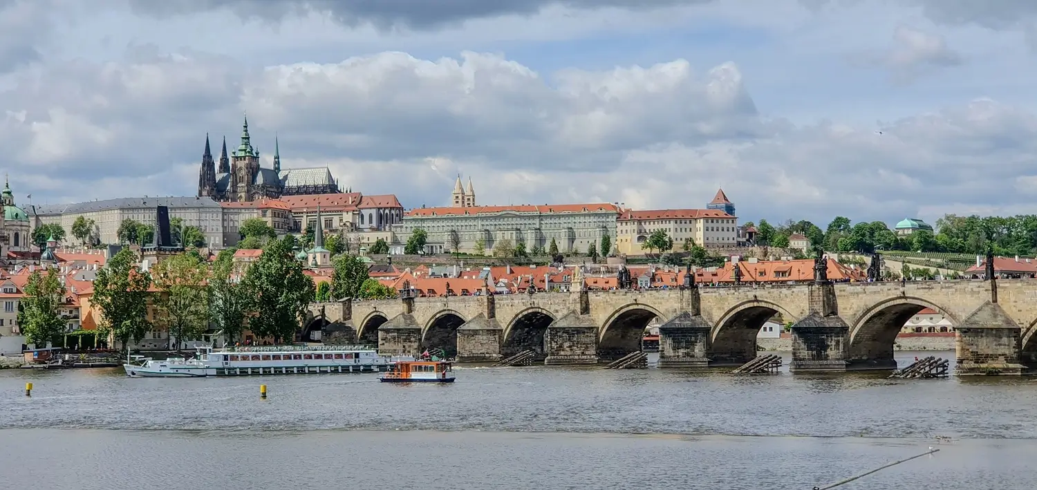 - MotorGuru.cz Praha, výhled z Karlova mostu