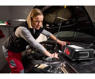 Žena používá autonabíječku