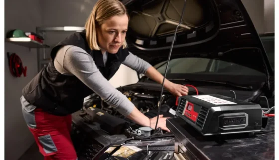 Žena používá autonabíječku