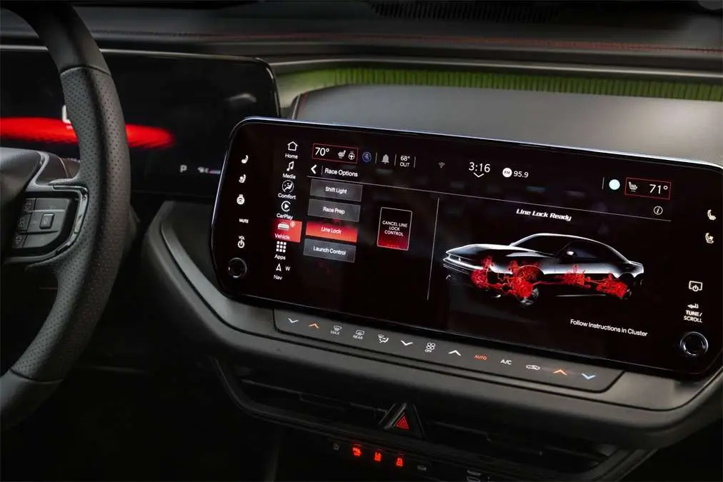 - MotorGuru.cz Interiér je uzpůsobený řidiči