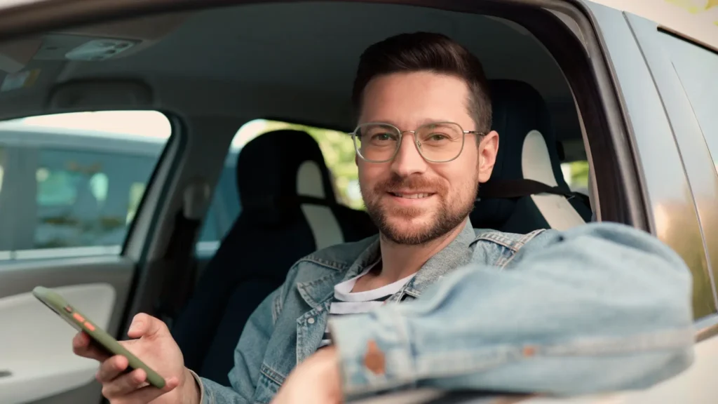 - MotorGuru.cz Muž za volantem s mobilem