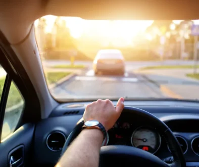 Mužská ruka na volantě