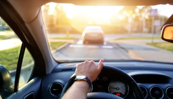 Mužská ruka na volantě