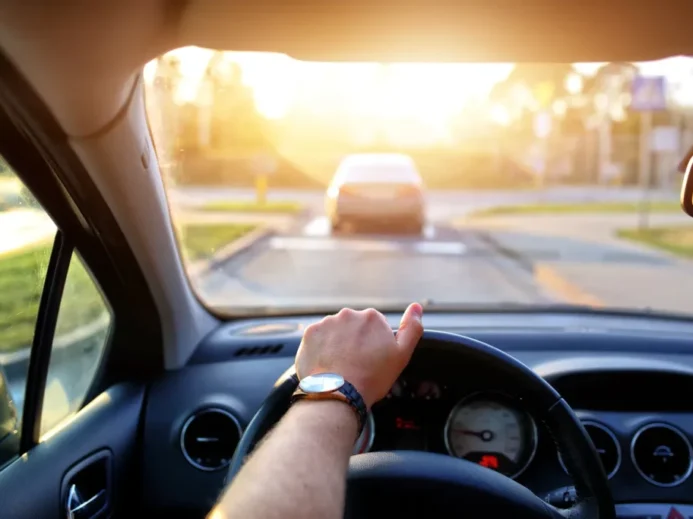 Mužská ruka na volantě