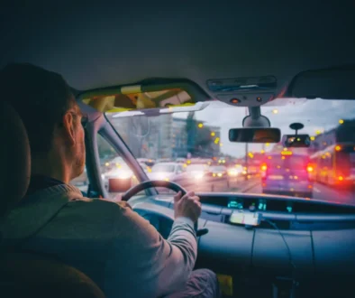 Muž sedí v zácpě