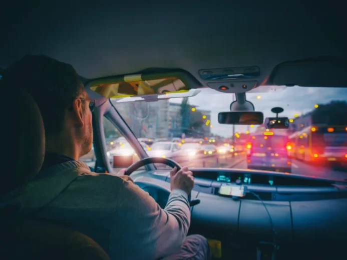 Muž sedí v zácpě