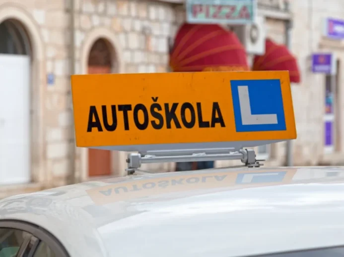 Autoškola auto značka