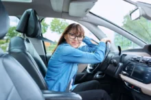 Žena v brýlích za volantem