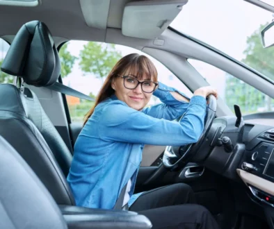 Žena v brýlích za volantem