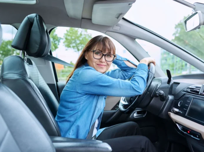 Žena v brýlích za volantem