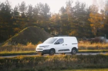 malý užitkový vůz jede po silnici