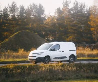 malý užitkový vůz jede po silnici