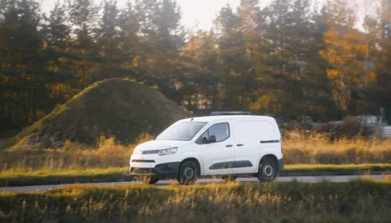 malý užitkový vůz jede po silnici