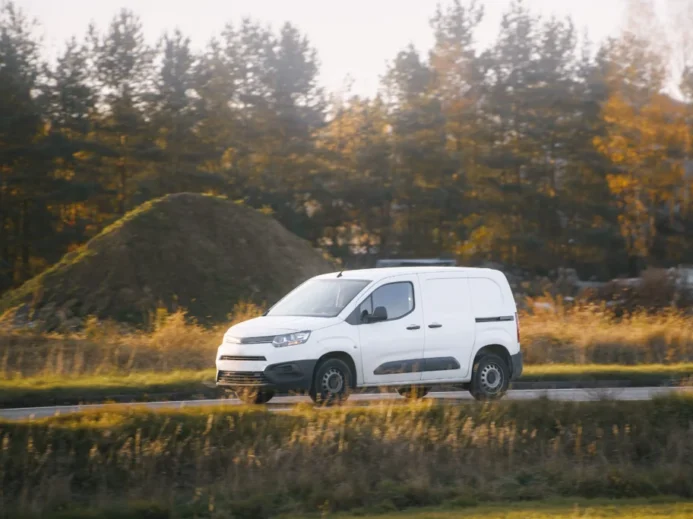 malý užitkový vůz jede po silnici