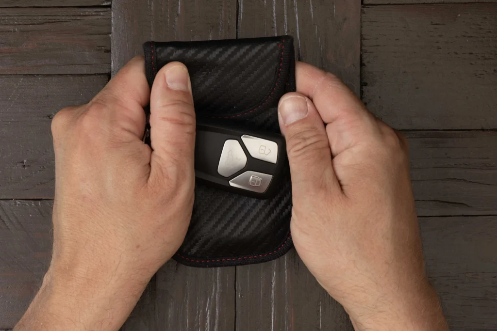 - MotorGuru.cz Pouzdro typu Faraday pro klíč od auta