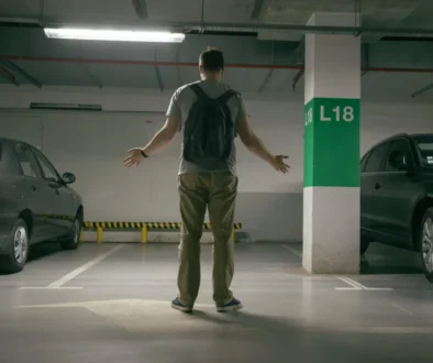 muž hledá vozidlo na parkovišti