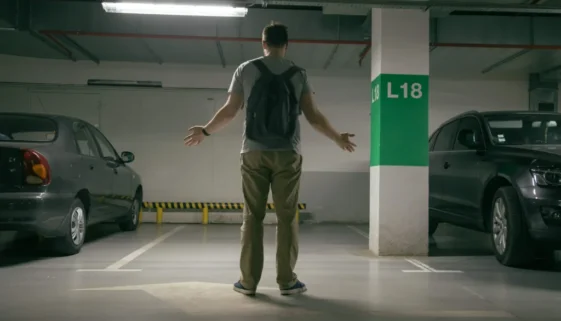 muž hledá vozidlo na parkovišti