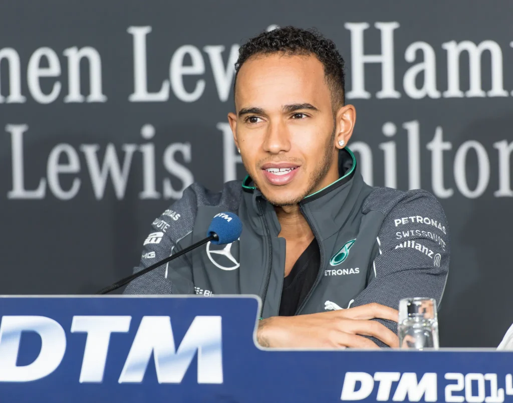 - MotorGuru.cz Lewis Hamilton