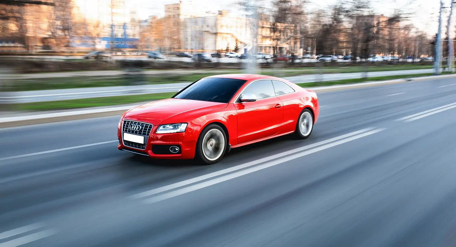 červené sportovní auto na silnici