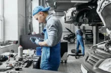 Po nákupu ojetého auta se vždy vyplatí důsledná kontrola mechanikem.