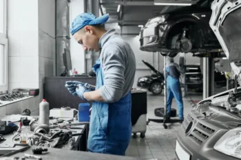 Po nákupu ojetého auta se vždy vyplatí důsledná kontrola mechanikem.