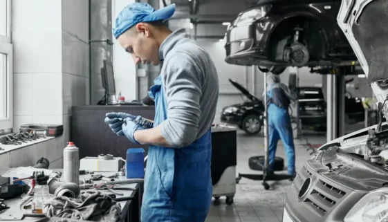 Po nákupu ojetého auta se vždy vyplatí důsledná kontrola mechanikem.