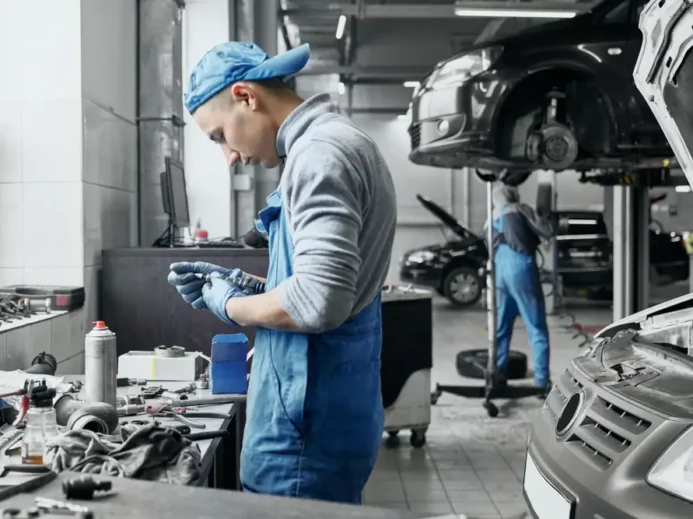 Po nákupu ojetého auta se vždy vyplatí důsledná kontrola mechanikem.