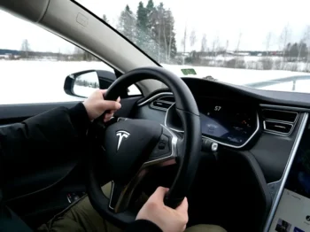 Řidič za volantem auta v zimě