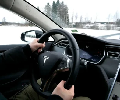 Řidič za volantem auta v zimě