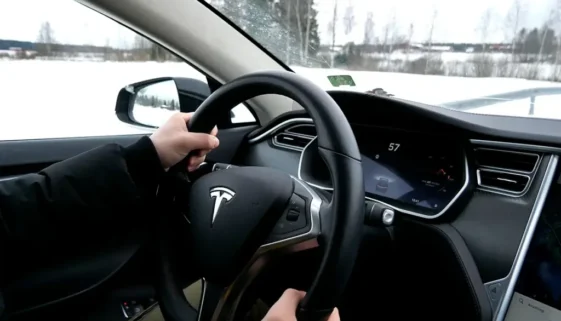 Řidič za volantem auta v zimě