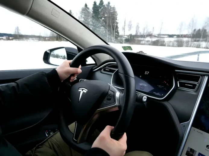 Řidič za volantem auta v zimě