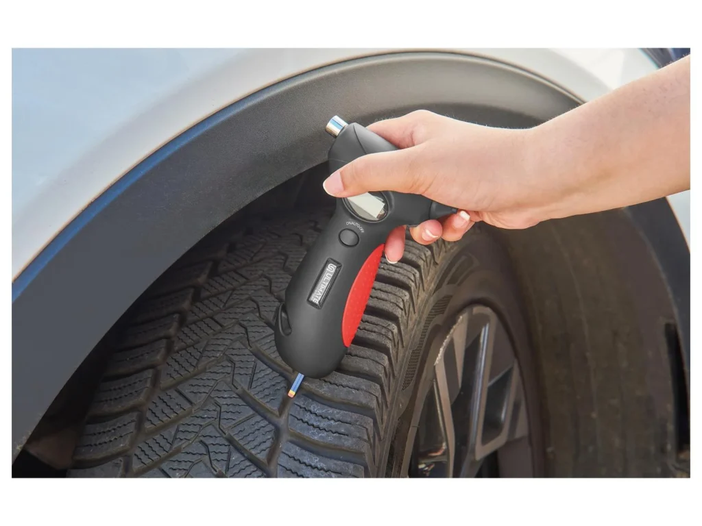 Měřič tlaku a hloubky dezénu z Lidlu. 