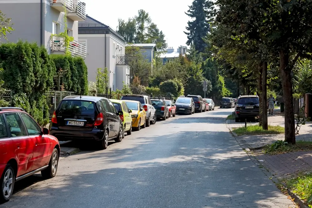 - MotorGuru.cz Při parkování je vždy nejlepší sledovat dodatkové cedule či vše zkontrolovat v mobilní aplikaci.