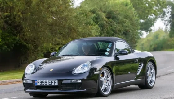 Porsche Boxster patří k nejlevnějším modelům slavné automobilky.