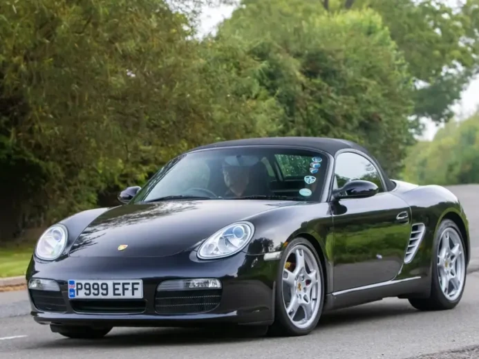 Porsche Boxster patří k nejlevnějším modelům slavné automobilky.