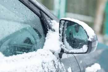 Mnoho řidičů vůbec neví, že jejich auto je automatickým rozmrazováním zrcátek dost možná vybaveno.