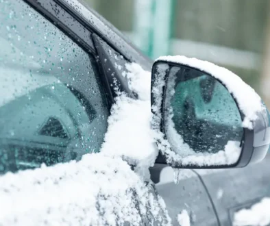 Mnoho řidičů vůbec neví, že jejich auto je automatickým rozmrazováním zrcátek dost možná vybaveno.