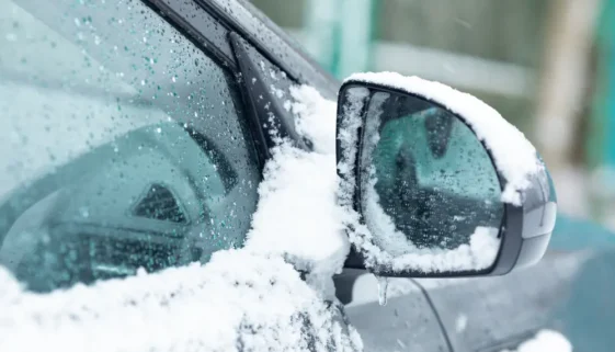 Mnoho řidičů vůbec neví, že jejich auto je automatickým rozmrazováním zrcátek dost možná vybaveno.