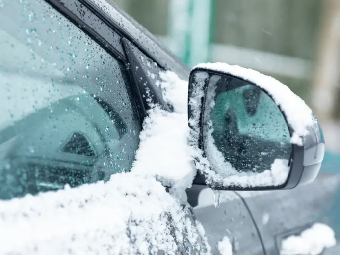 Mnoho řidičů vůbec neví, že jejich auto je automatickým rozmrazováním zrcátek dost možná vybaveno.