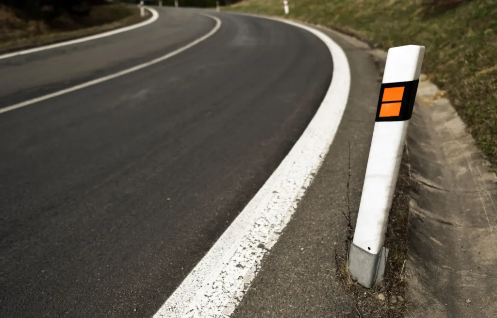 - MotorGuru.cz Bílý směrový sloupek u silnice